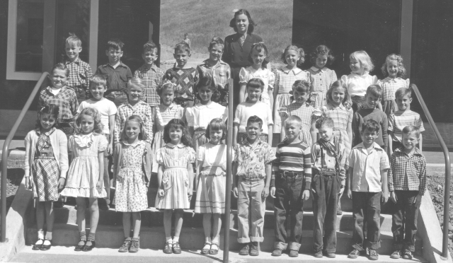 2nd Grade 1948/49 - Mrs. Alfreds Class - started at Central School, moved to Arundel when it opened
Front row: __?__; __?__; Andrea Withrow; __?__; __?__; Gary Justus; __?__; Jerry Nelson; Ralph Anderson; Mike _?_.
2nd Row: __?__; __?__; __?__; Dorothy 